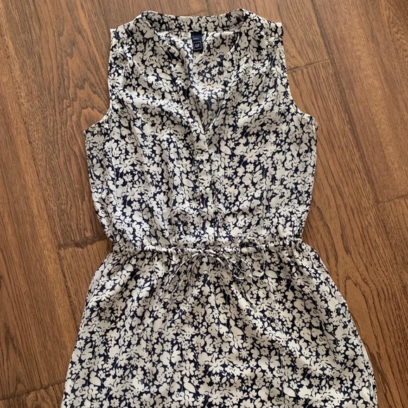 GAP Dresses & Skirts - Sleeveless white and navy floral shirt dress